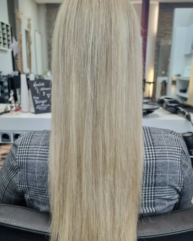 Perfektes Styling zu Weihnachten 🧑‍🎄, sichert euch einen Termin bei uns .. Ines hat wieder gezaubert ♥️#.#haardesignnadineschmid#haardesignnadinegoeth#labiosthetique#wella#redken#glynth#greatlenghts#hairtalk#teamwork#bayertor#wirausrain#